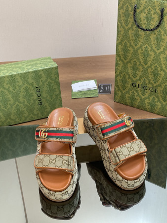 G*u*i WOMEN'S GG PLATFORM SLIDE SANDAL