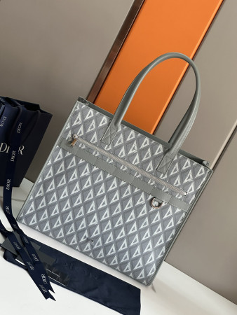 D*0r Safari Tote Bag Gray In Grained Calfskin 15.5 x 14 x 4.5 inches