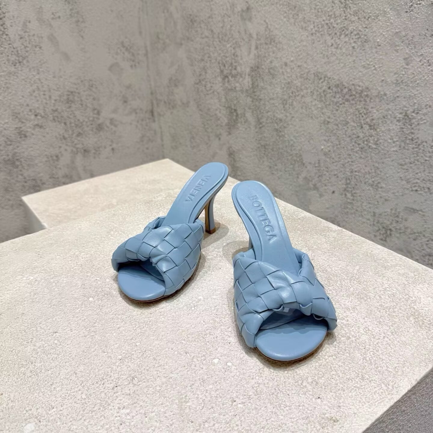 UA Bo*te*ga Ve*ne*ta Blink Slides