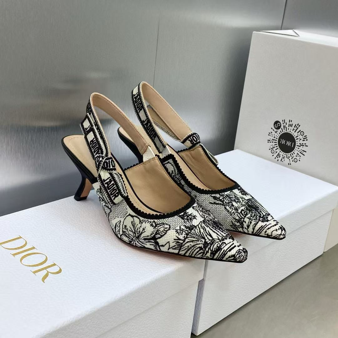 UA D*0r J'AD*0r Slingback Pump