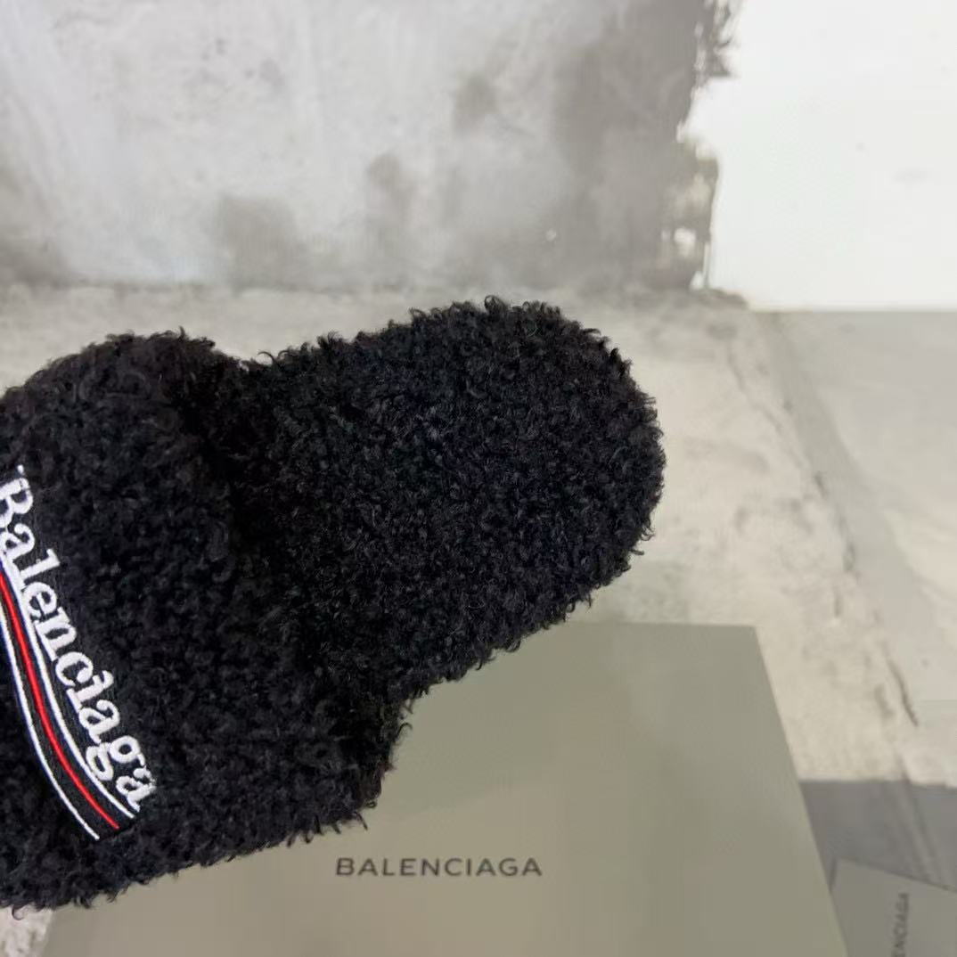 UA Ba*len*cia*ga SLIDE