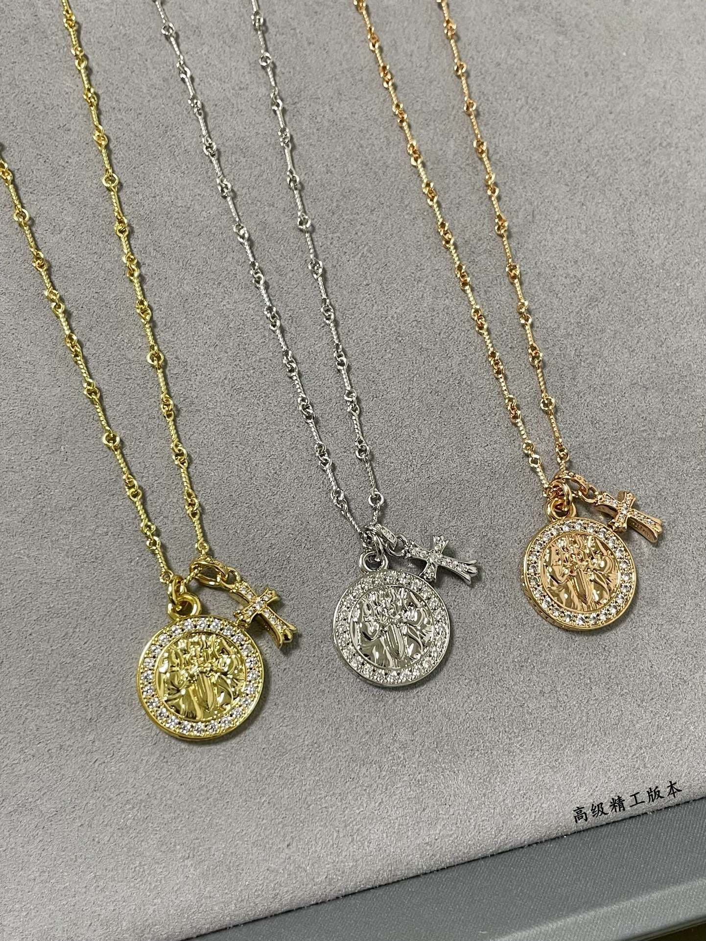 Ch**me He**ts round plaque cross Necklace