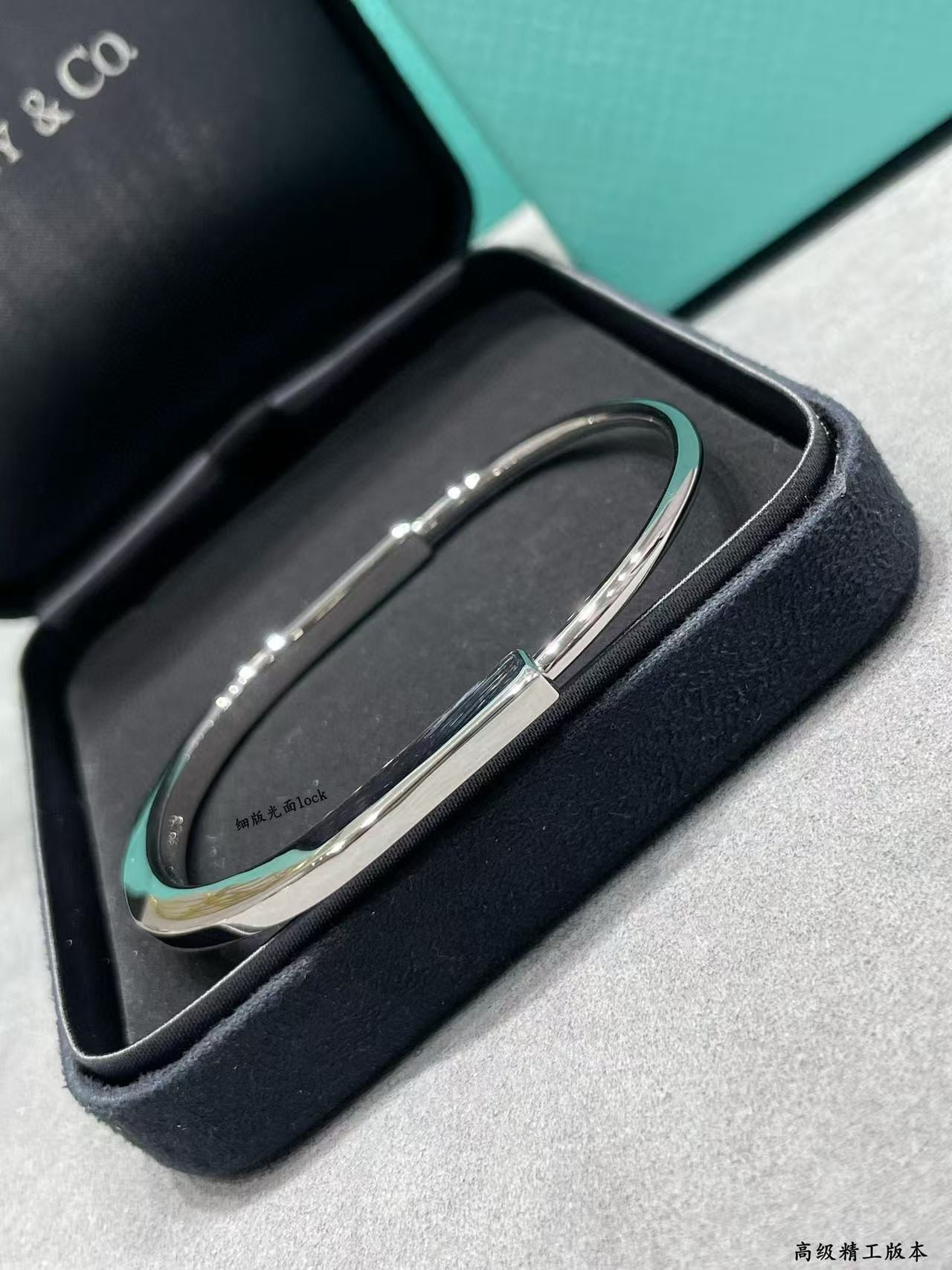 T*f*ny & Co. Lock Slim Smooth Bracelet