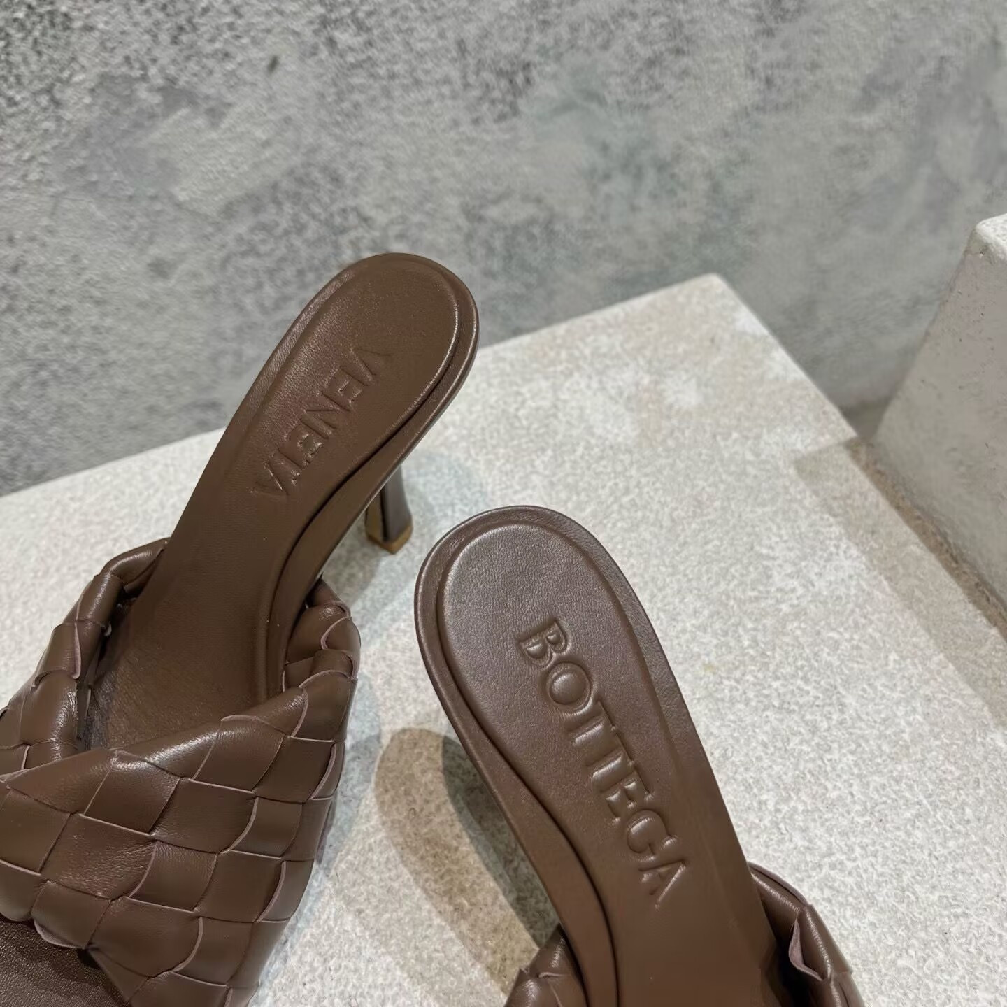 UA Bo*te*ga Ve*ne*ta Blink Slides