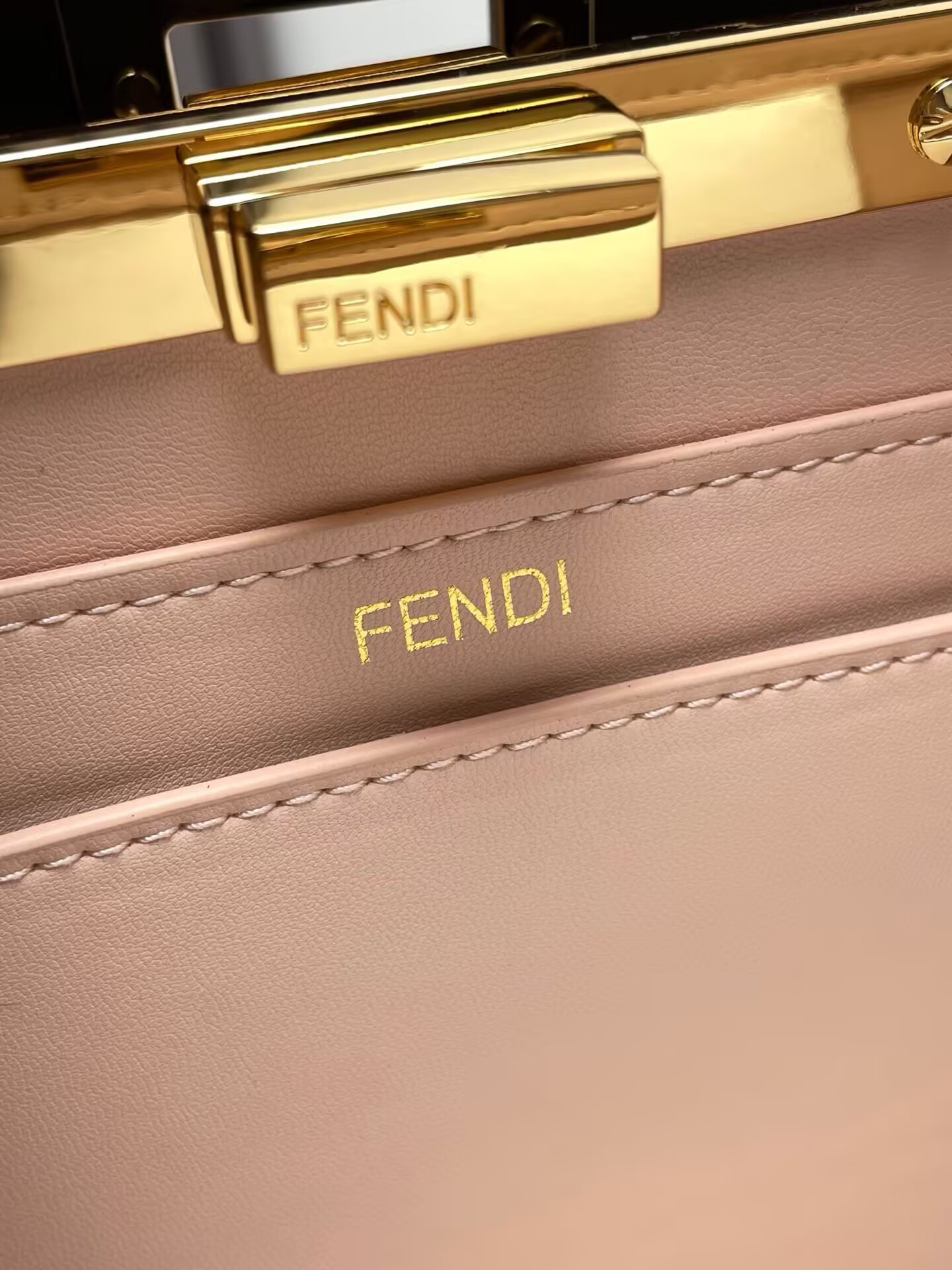 F**di small peekaboo iseeu 27x21x11cm