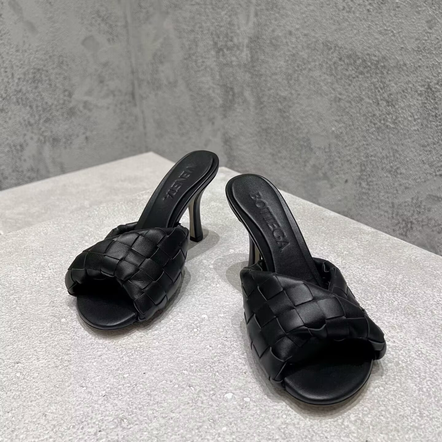 UA Bo*te*ga Ve*ne*ta Blink Slides