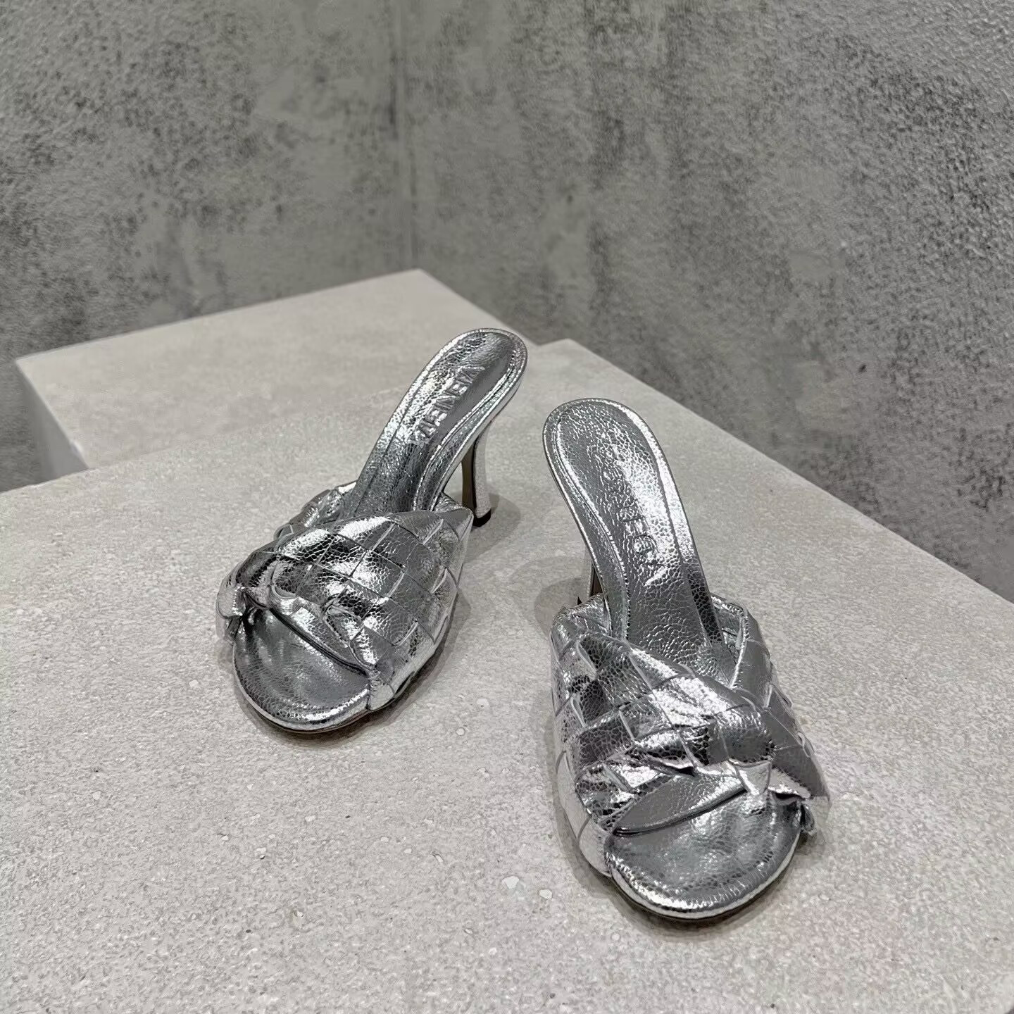 UA Bo*te*ga Ve*ne*ta Blink Slides