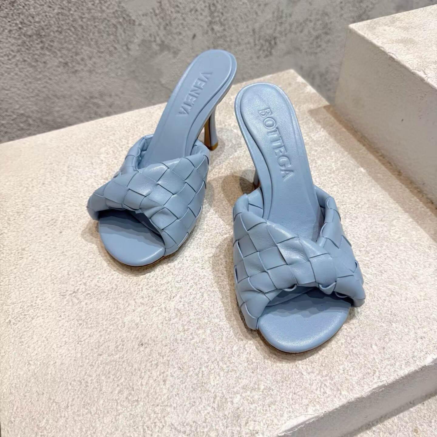 UA Bo*te*ga Ve*ne*ta Blink Slides