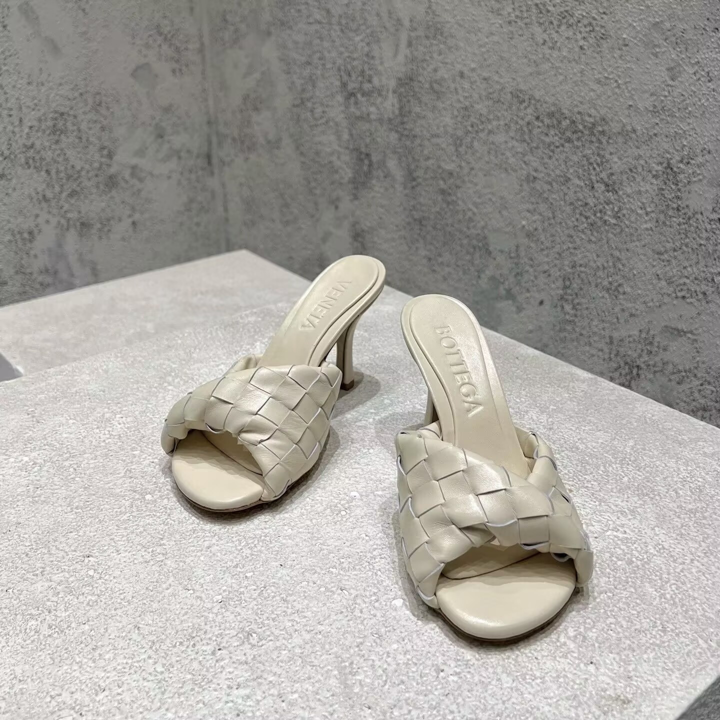 UA Bo*te*ga Ve*ne*ta Blink Slides