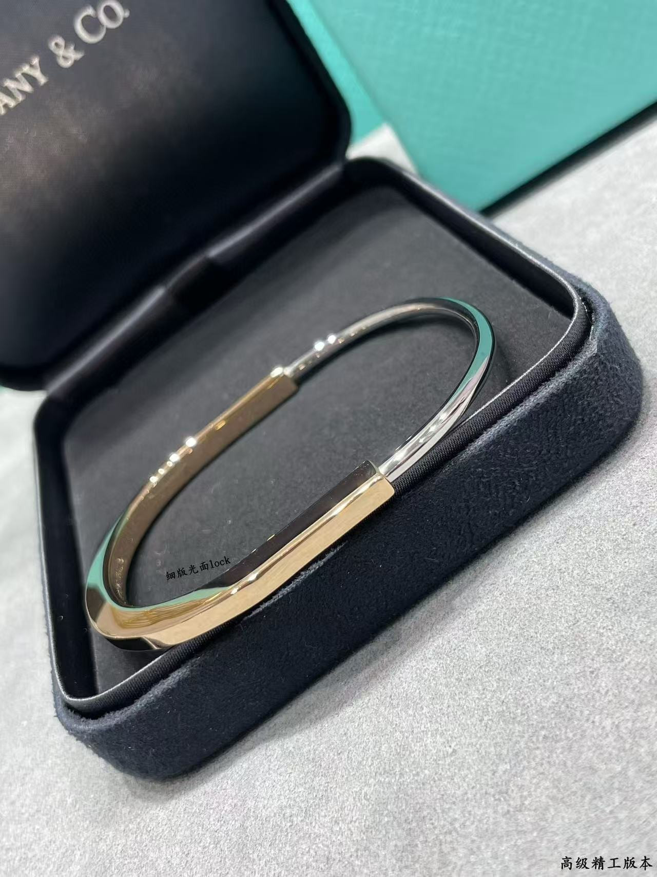 T*f*ny & Co. Lock Slim Smooth Bracelet