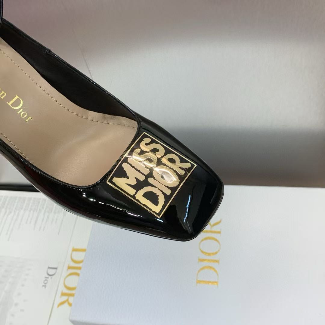 UA D*0r Miss D*0r Graffiti Pump