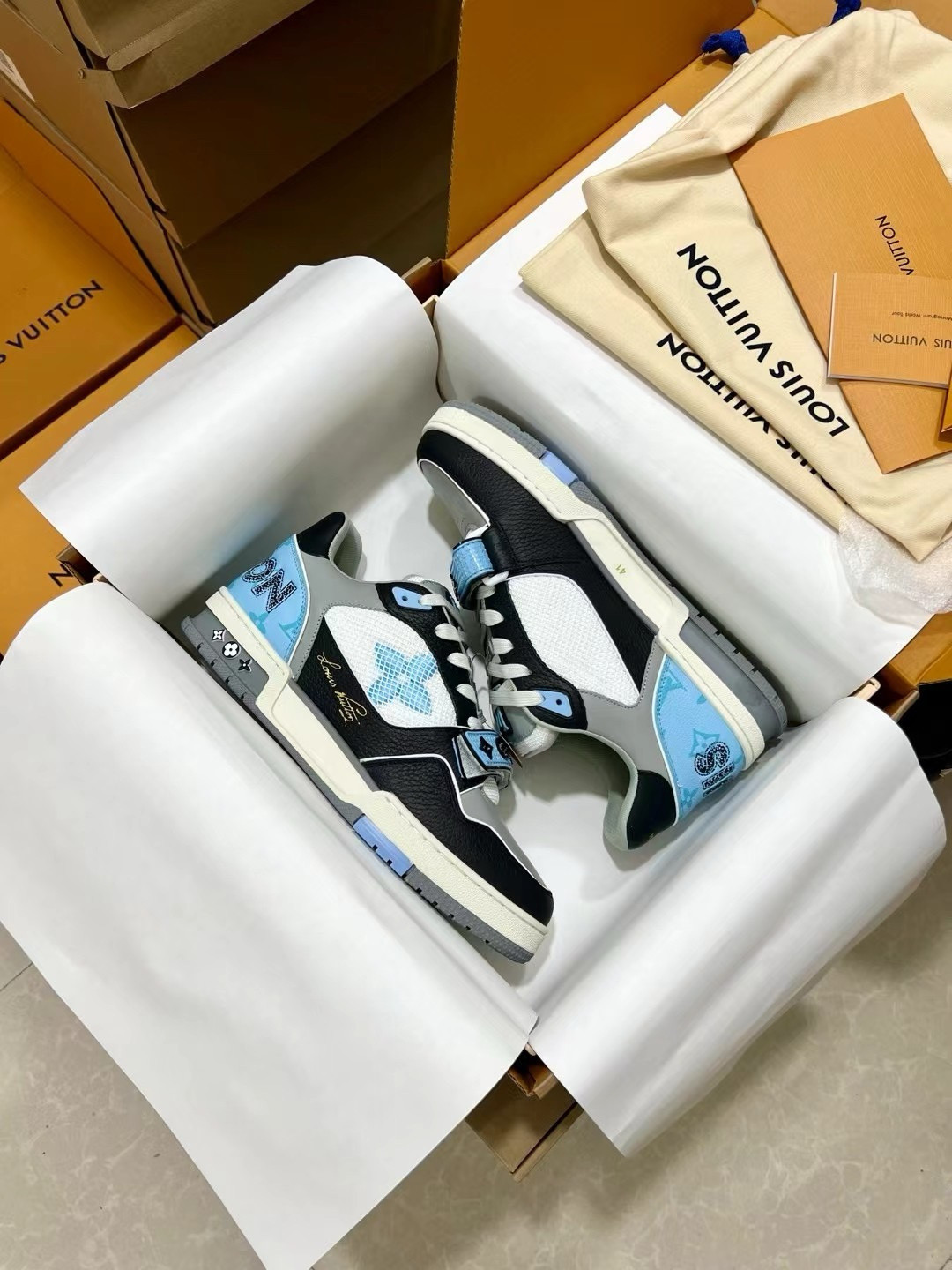 UA L0*is V*t0n LV Trainer Blue Grey Black