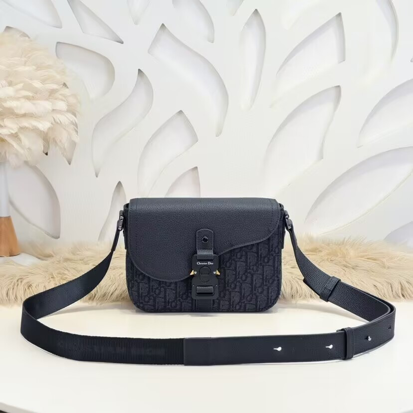 D*0r Saddle Messenger Bag with Flap 23 x18 x6cm