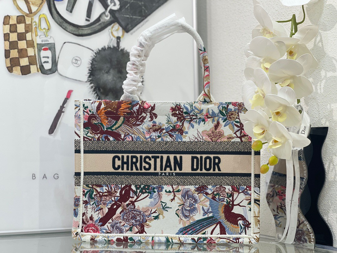 MEDIUM D*0r BOOK TOTE White Multicolor Dragon Zodiac Embroidery 36 x 27.5 x 16.5 cm
