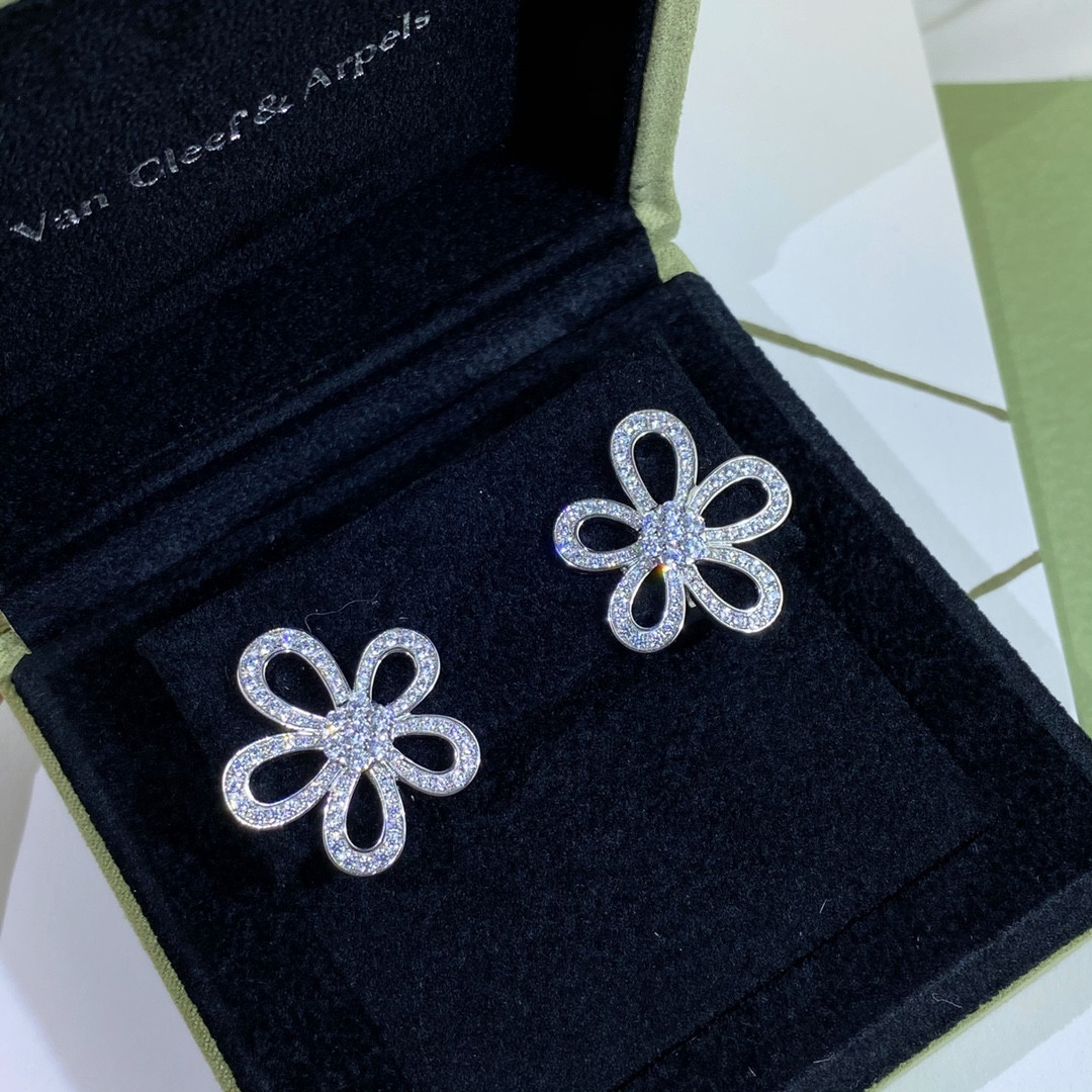 V*N CL*F & Arpels diamond flower earrings
