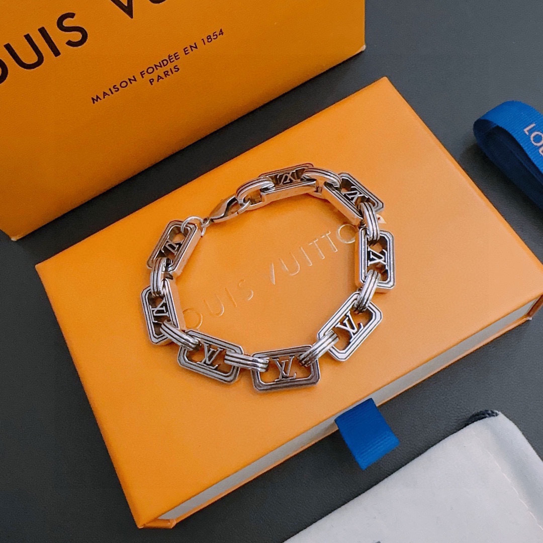L0*is V*t0n Bracelet
