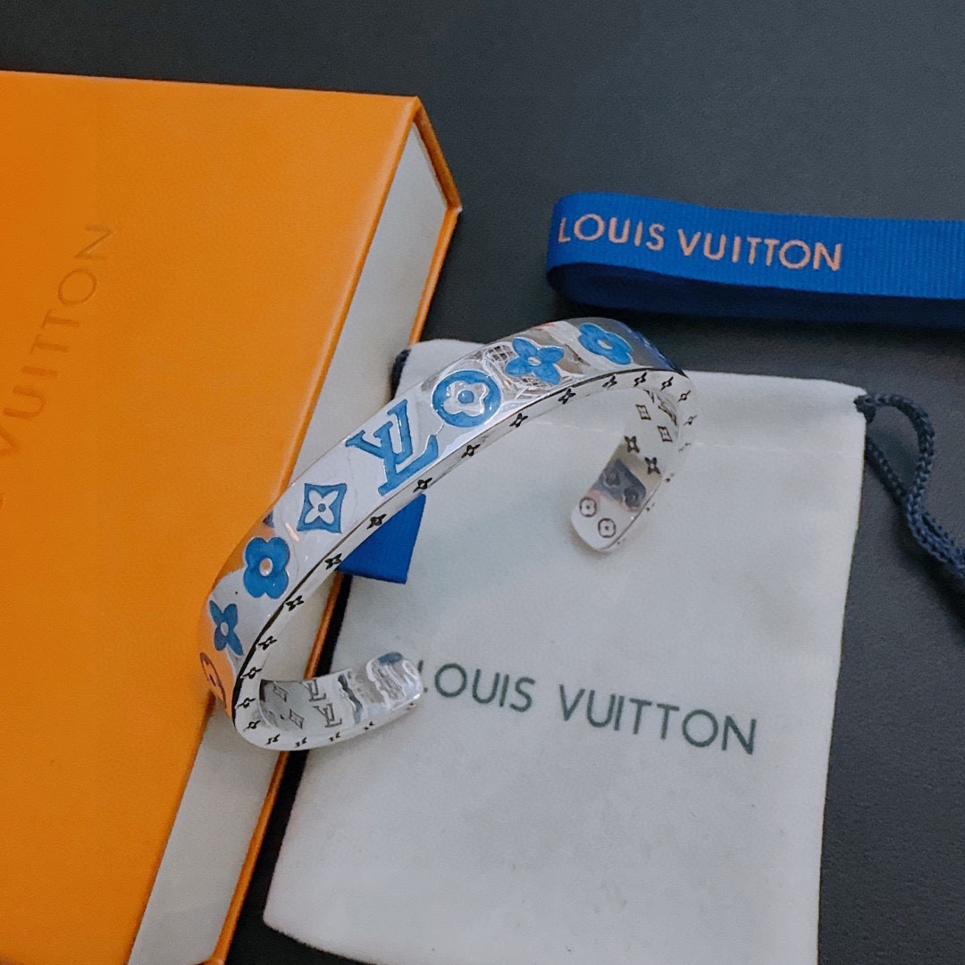 L0*is V*t0n Bracelet