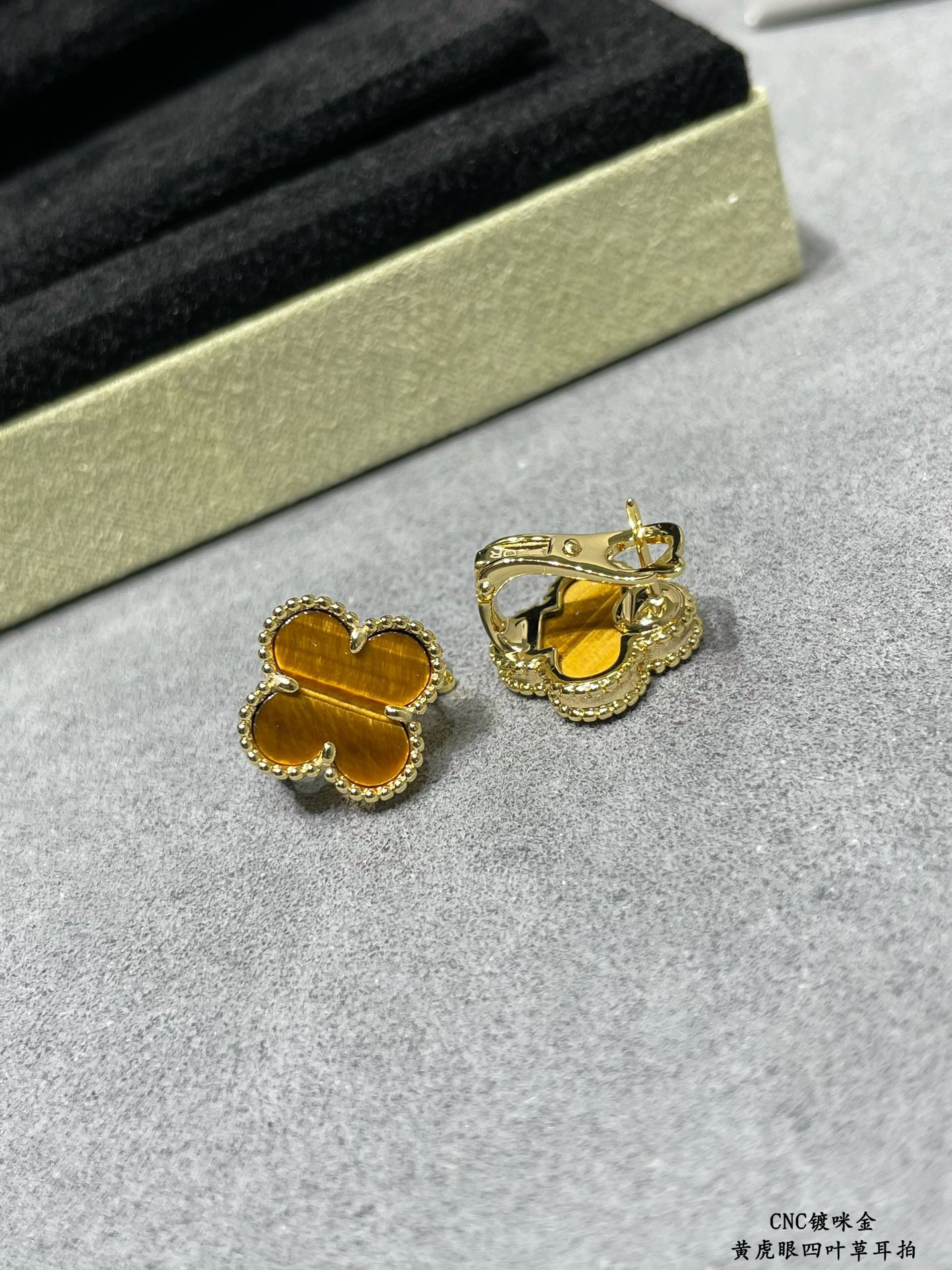 V*N CL*F & arpels natural yellow tiger eye four leaf clover earrings