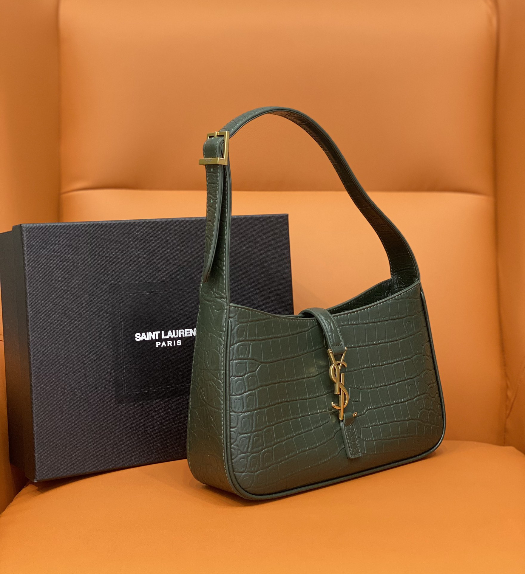 Y*L LE 5 À 7 IN CROCODILE-EMBOSSED SHINY LEATHER  23 X 16 X 6.5 CM