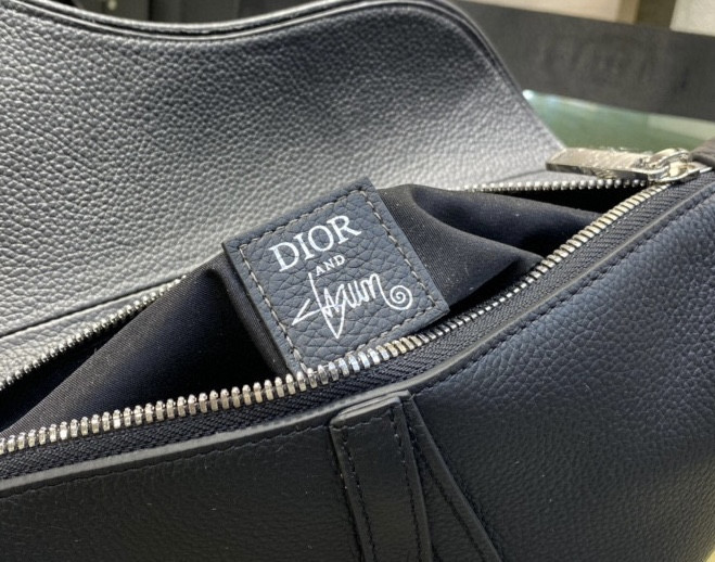 Ch**an D*0r X SHAWN STUSSY Grained Calfskin Saddle 26 x 19 x 4.5 cm