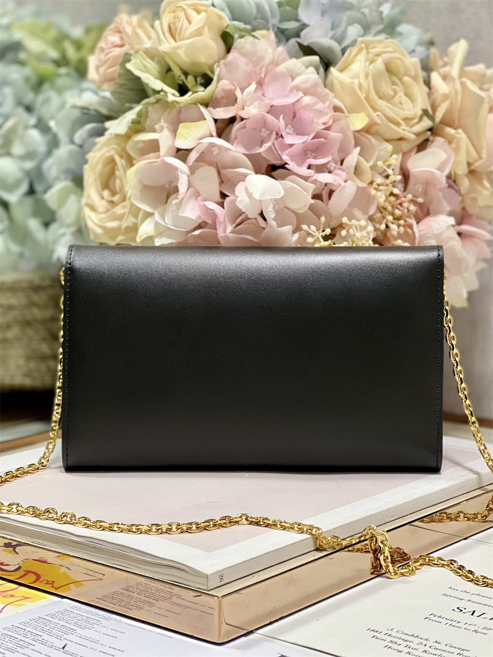 D*0r BOBBY EAST-WEST POUCH WITH CHAIN Latte Smooth Calfskin Black