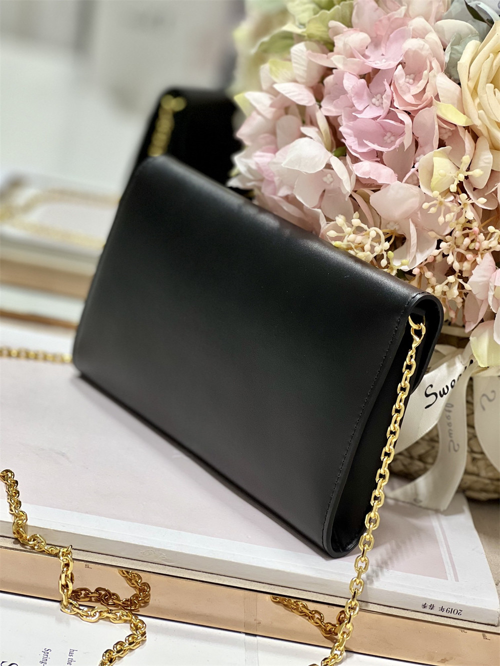 D*0r BOBBY EAST-WEST POUCH WITH CHAIN Latte Smooth Calfskin Black