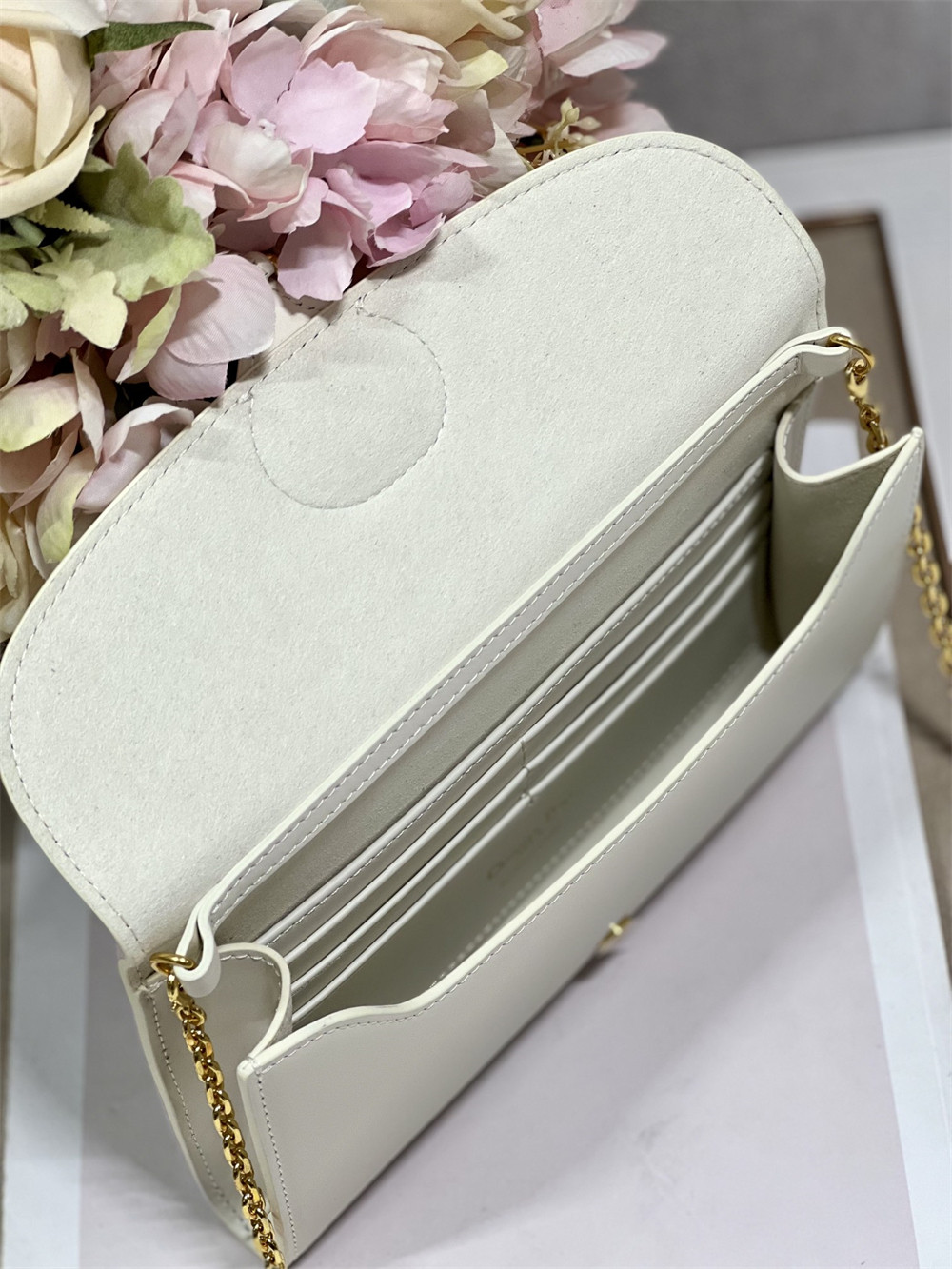 D*0r BOBBY EAST-WEST POUCH WITH CHAIN Latte Smooth Calfskin White