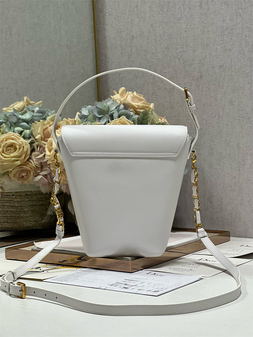 D*0r 30 Montaigne Large Chain Bucket Bag White