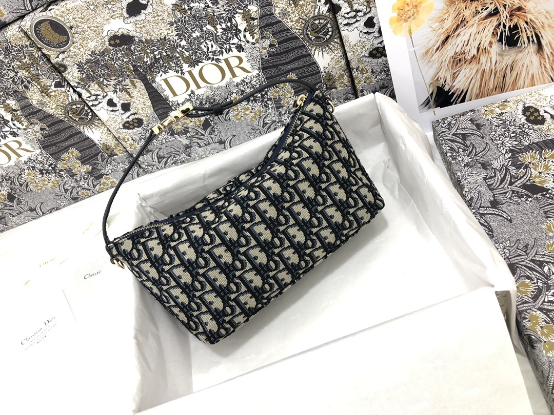 Medium D*0r travel Nomad Pouch
