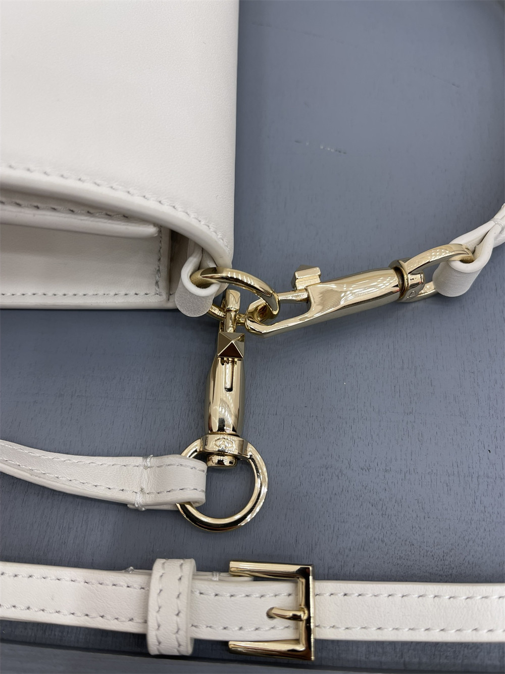 va*t*no GARAVANI LOCÒ CALFSKIN SHOULDER Small BAG With white hardware 22 x 16  x 7 cm