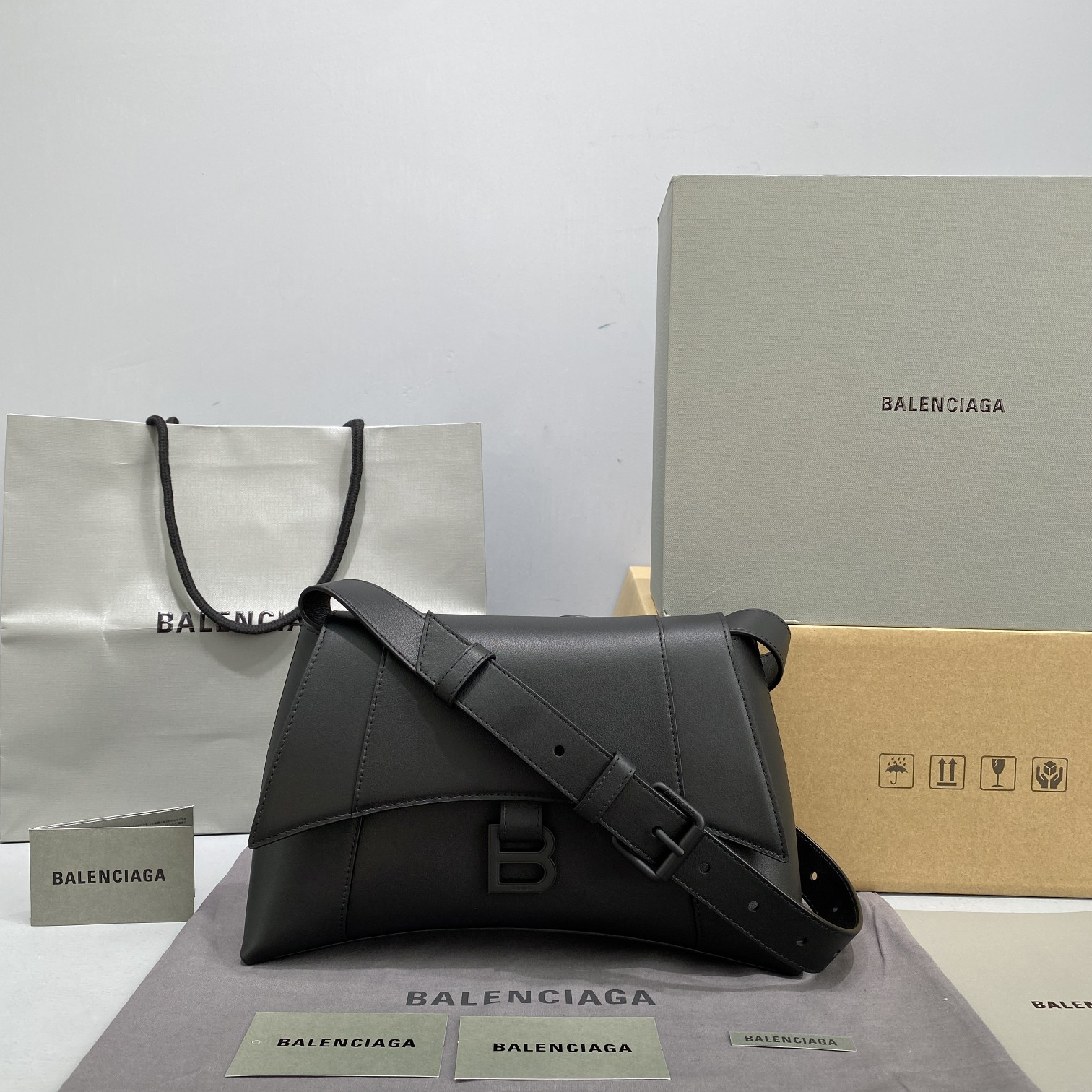 Ba*len*cia*ga WOMEN'S HOURGLASS HANDBAG IN BLACK 32 x 15 x 21cm