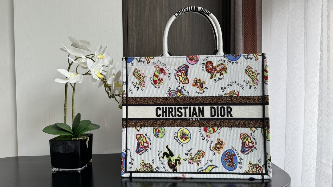 Large D*0r BOOK TOTE WHITE MULTICOLOR DRAGON ZODIAC EMBROIDER 16.5 x 14 x 7.5 inches