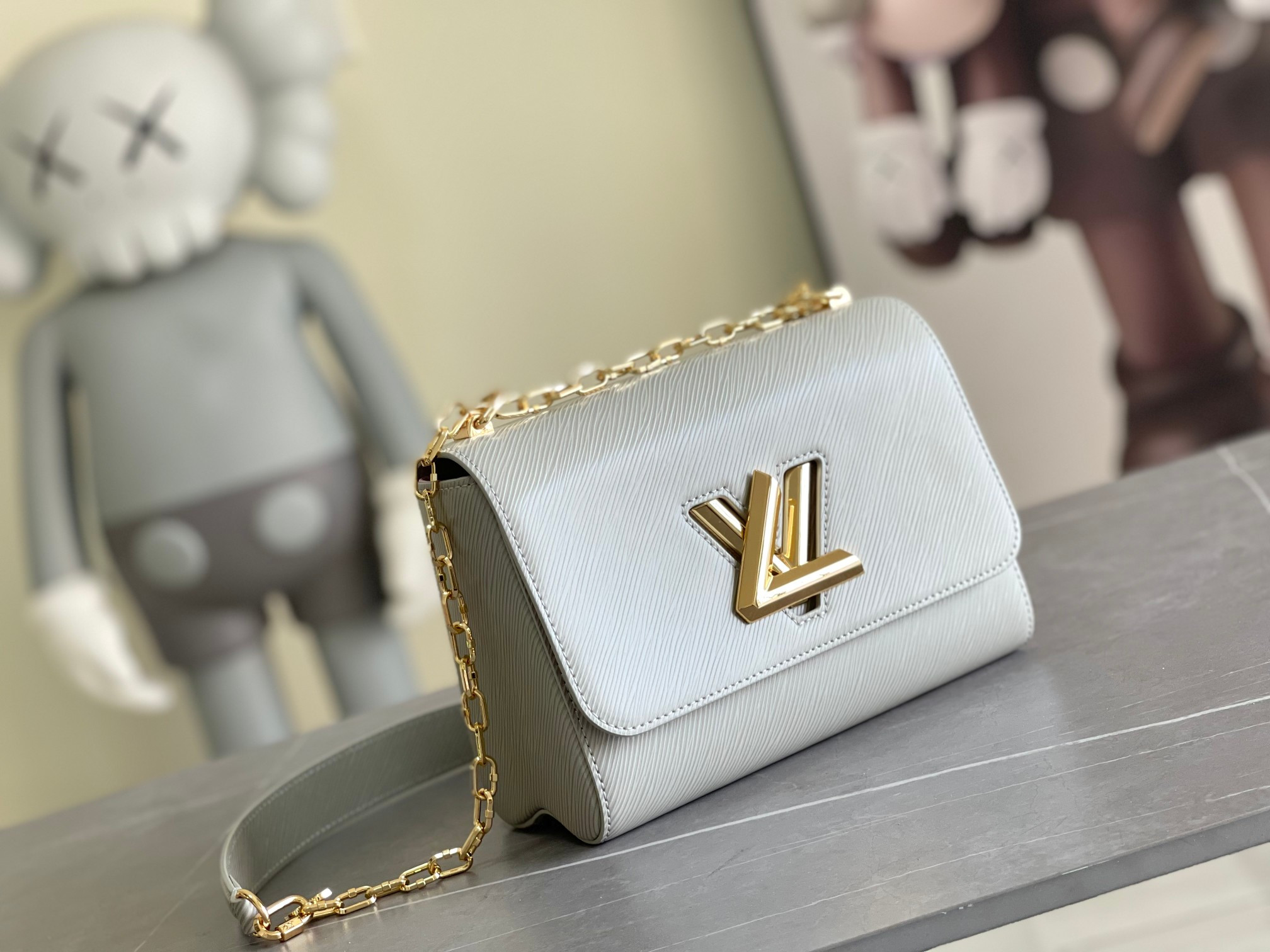 L0*is V*t0n Twist MM white 9.1 x 6.7 x 3.7 inches