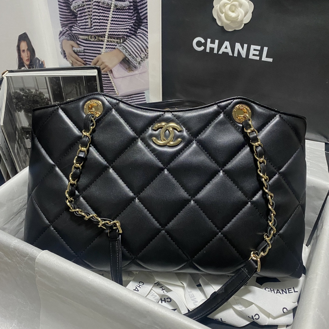 Ch*el Shiny Leather Large Shopper Tote Black 33×21×7.5 cm