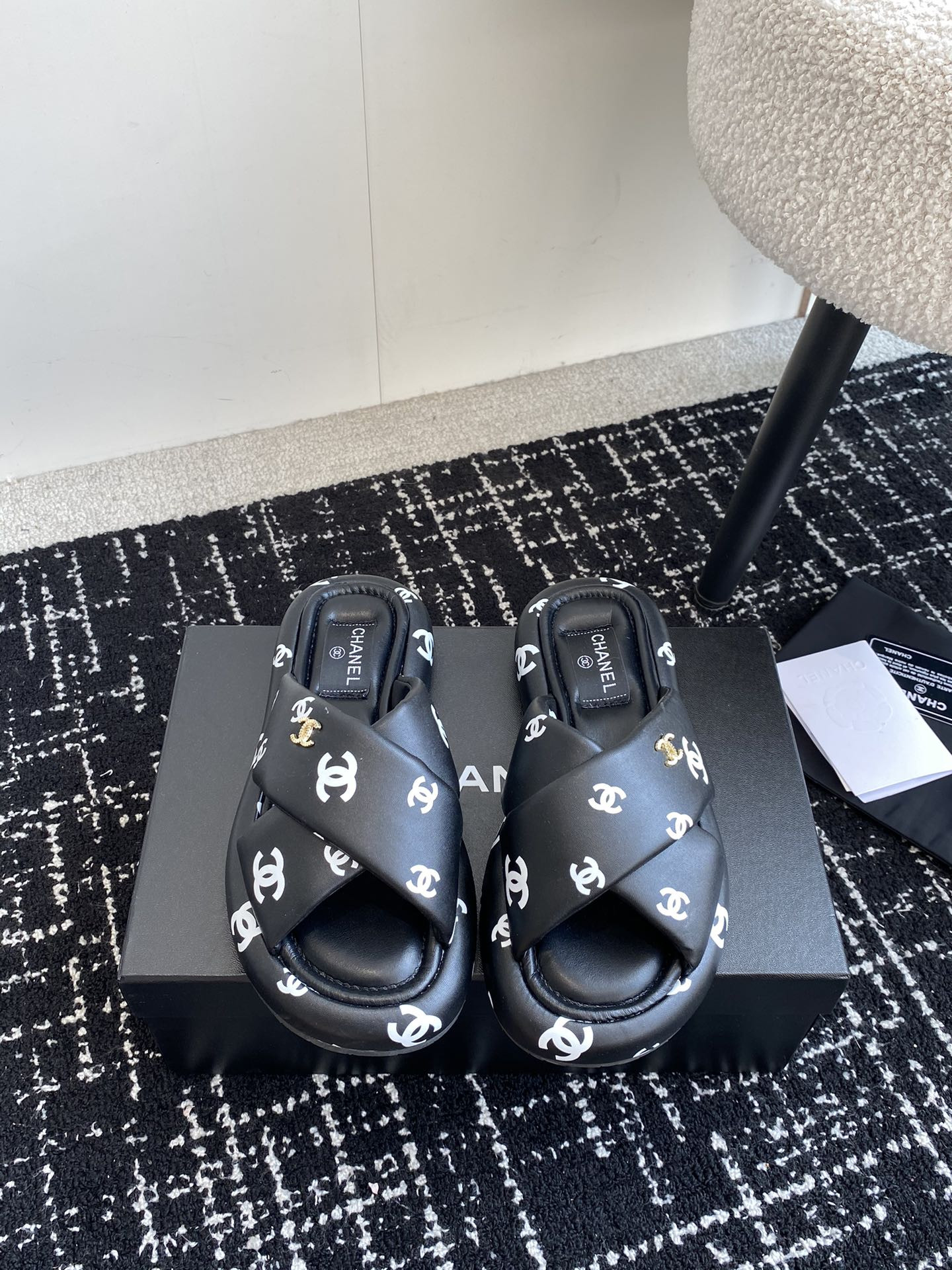 UA Ch*el SLIPPERS