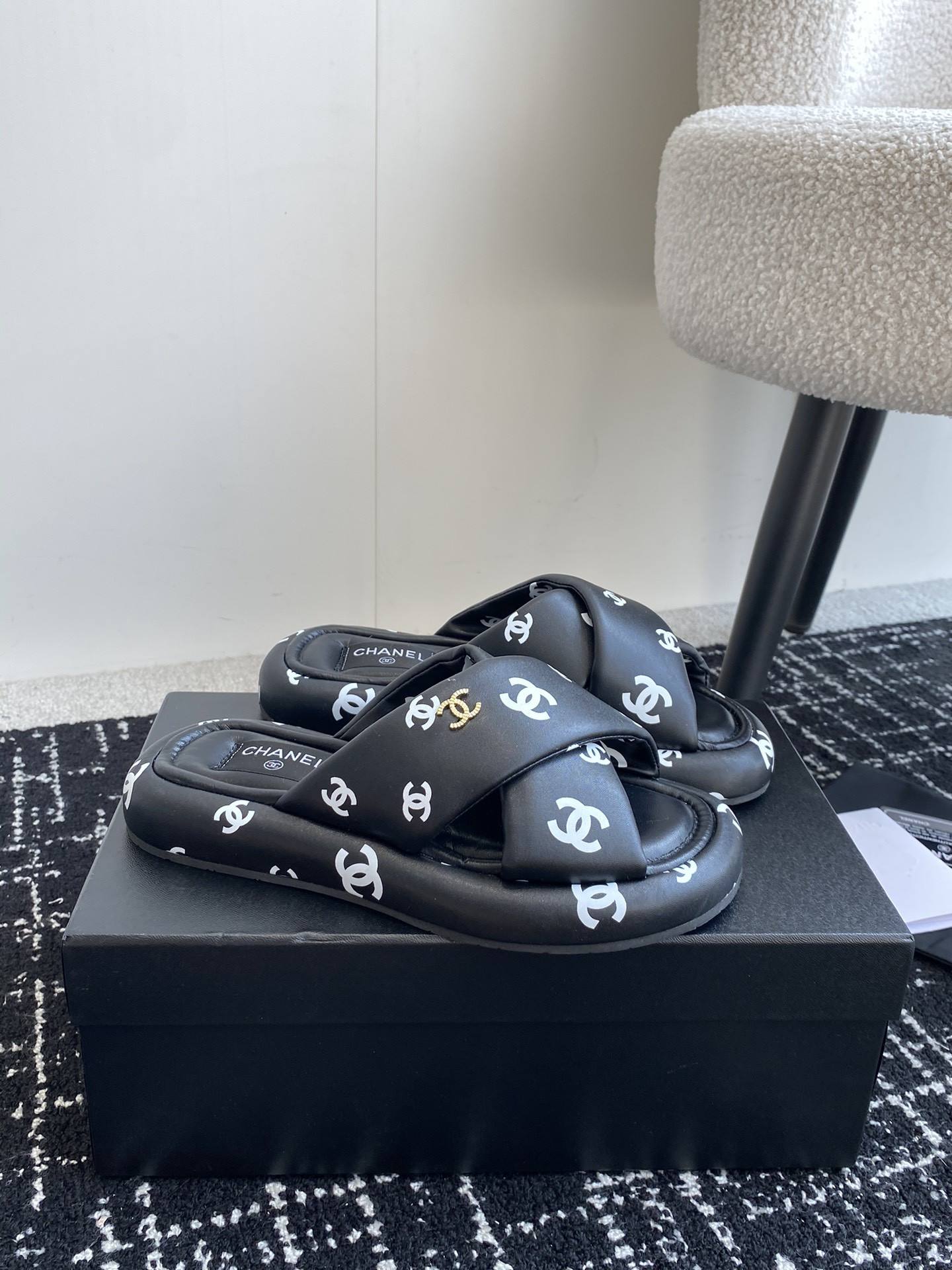 UA Ch*el SLIPPERS