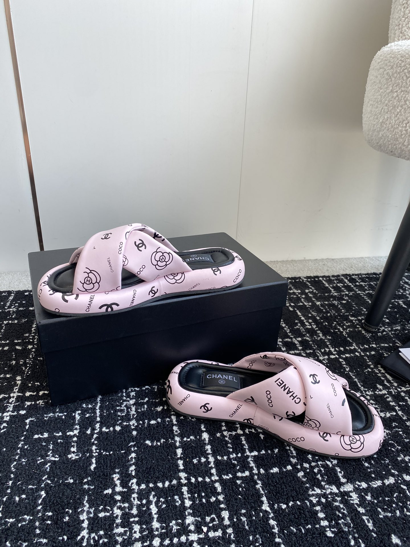 UA Ch*el SLIPPERS