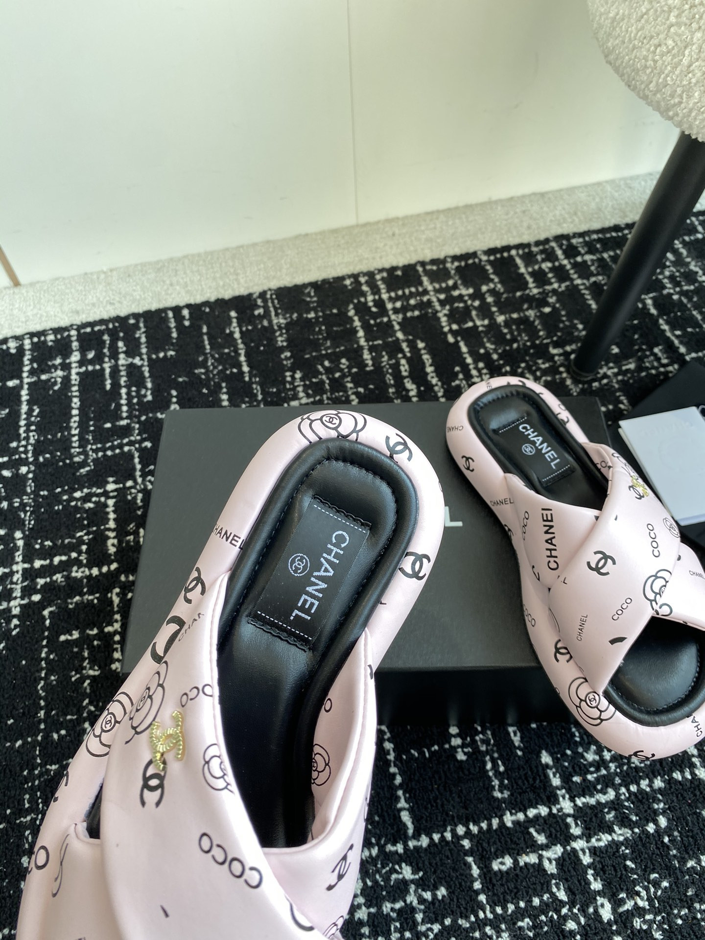 UA Ch*el SLIPPERS