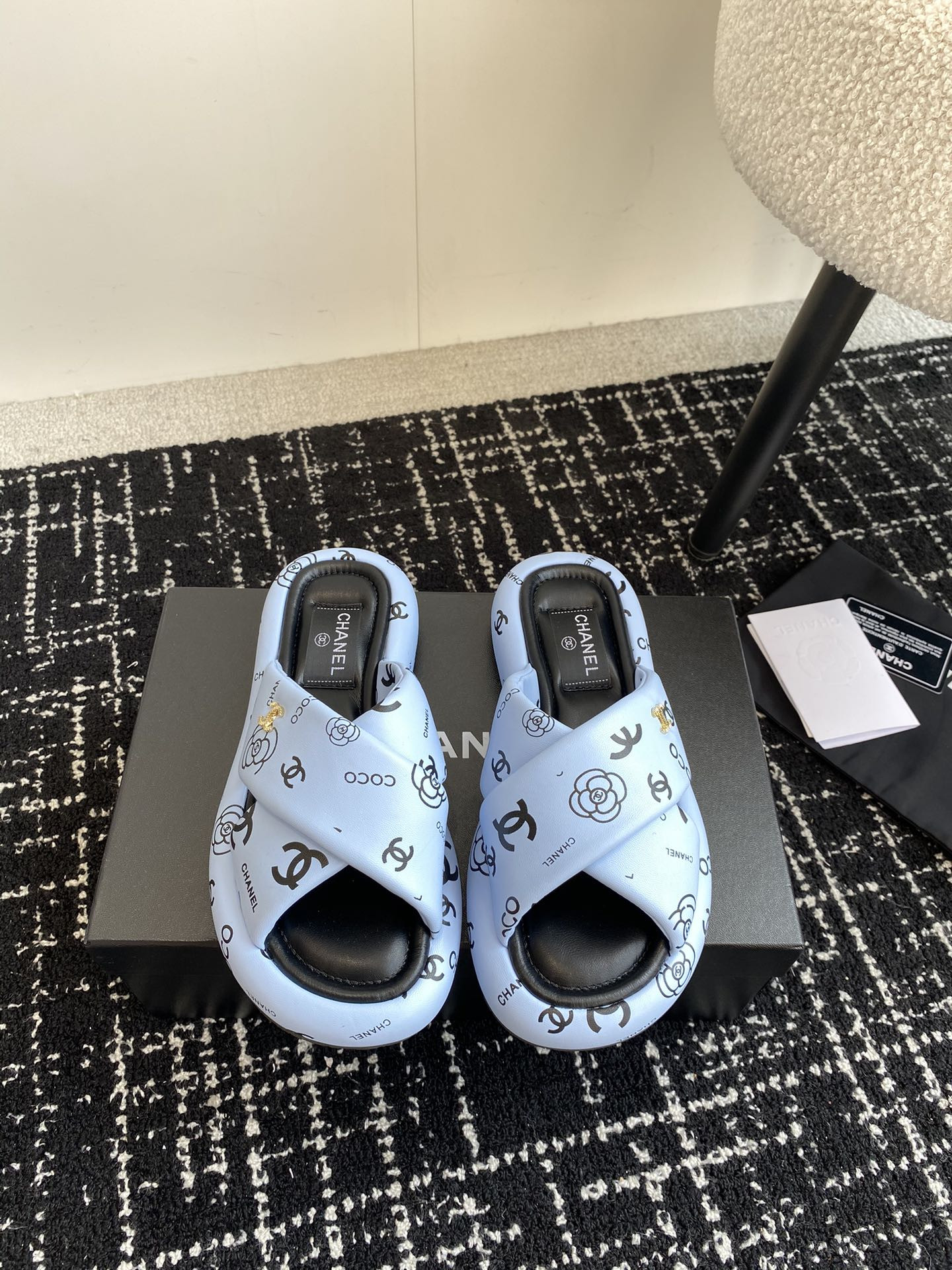 UA Ch*el SLIPPERS