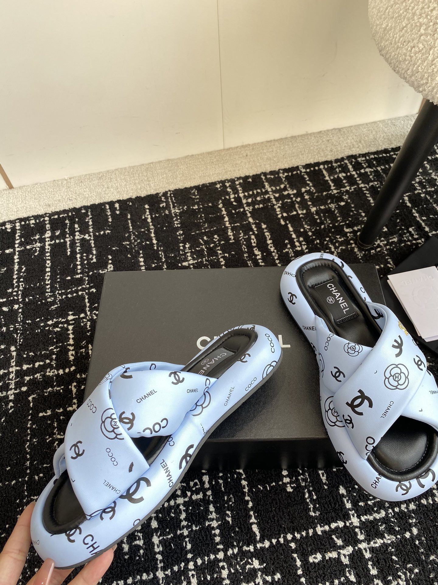 UA Ch*el SLIPPERS
