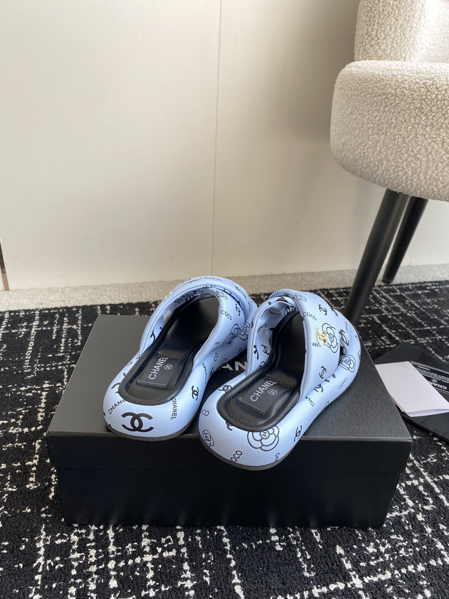 UA Ch*el SLIPPERS