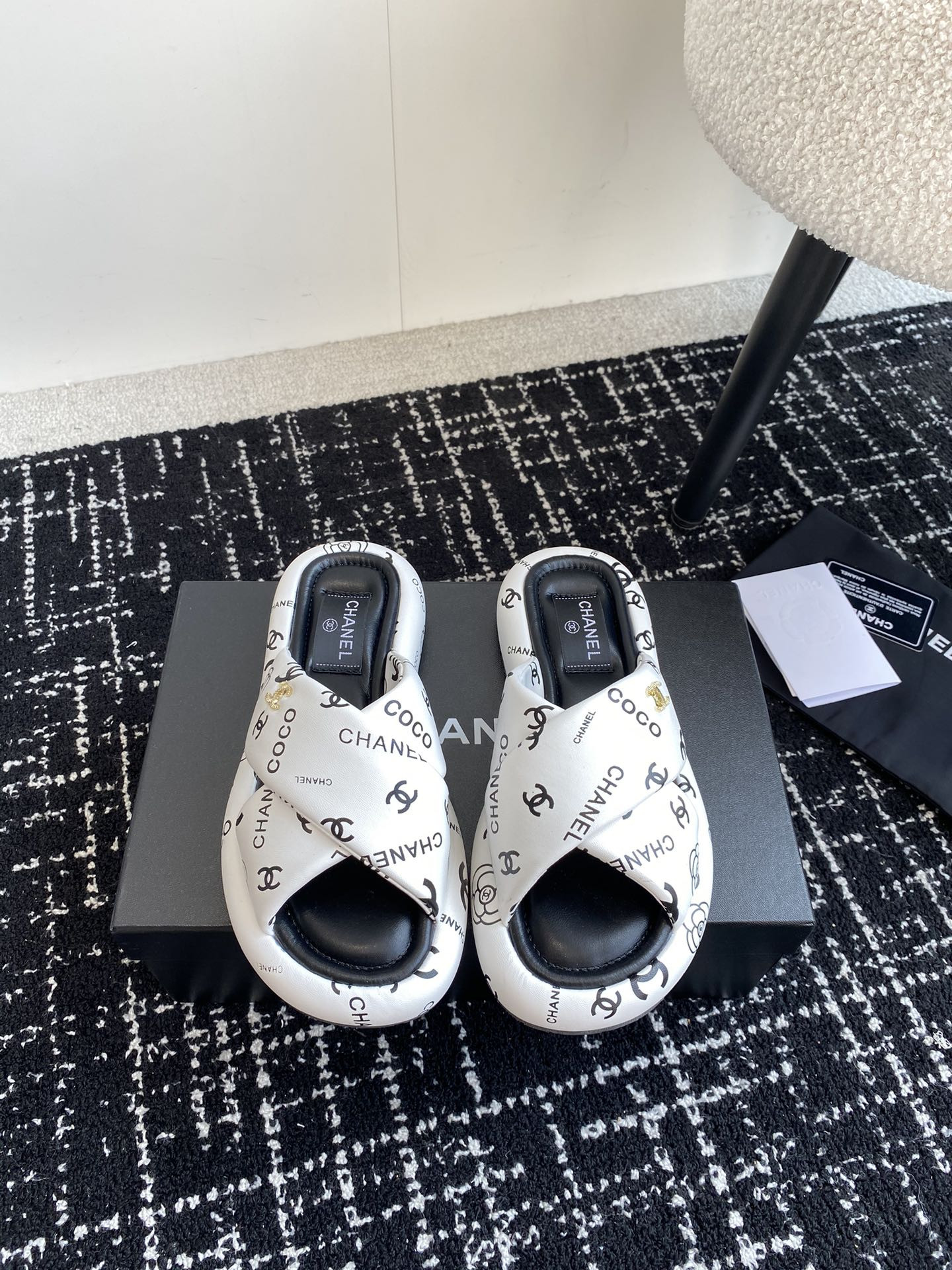 UA Ch*el SLIPPERS