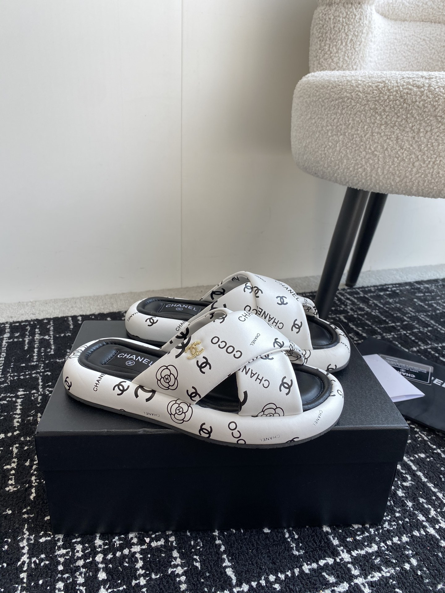 UA Ch*el SLIPPERS