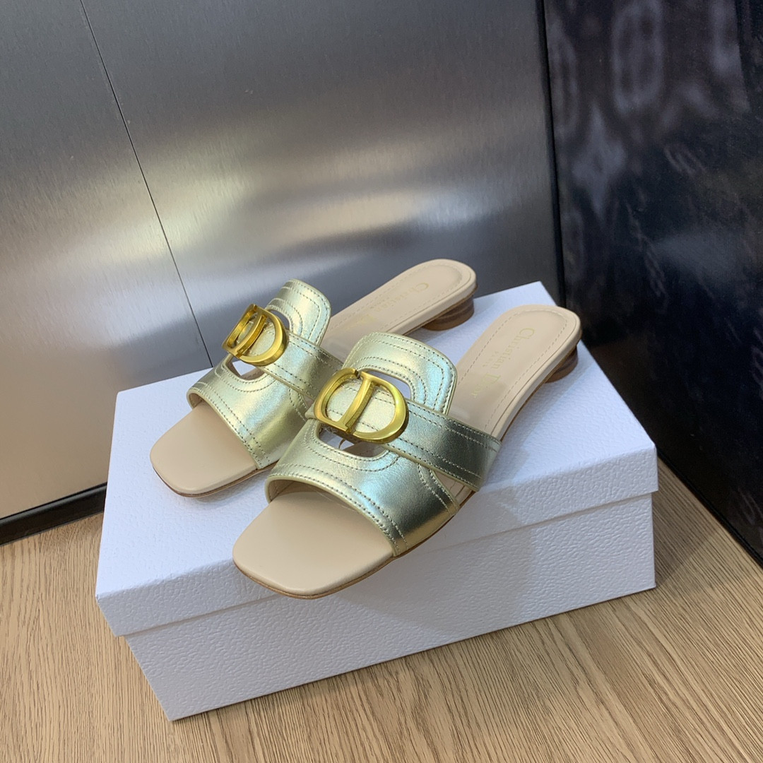 UA D*0r 30 Montaigne Slide