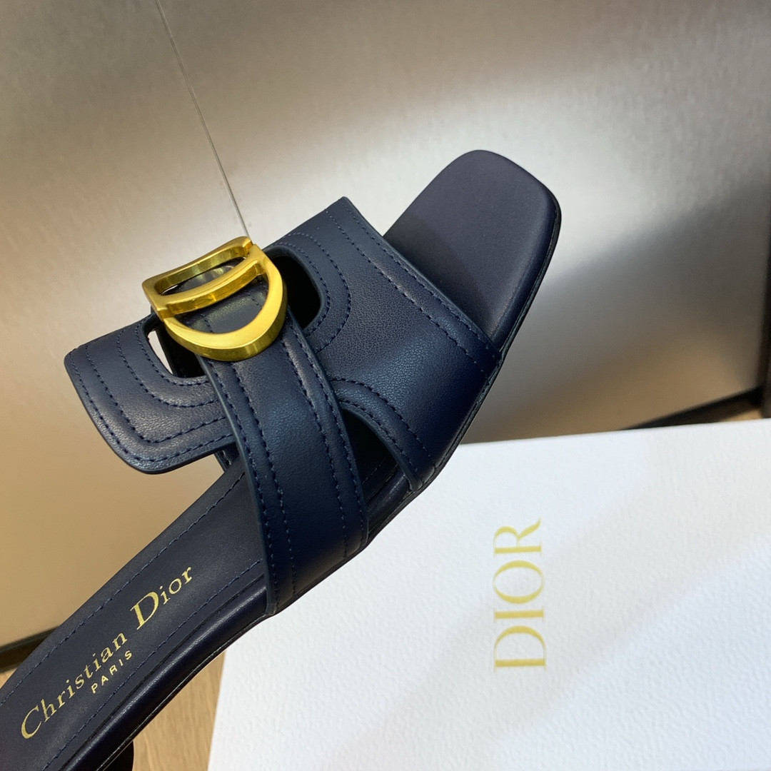 UA D*0r 30 Montaigne Slide