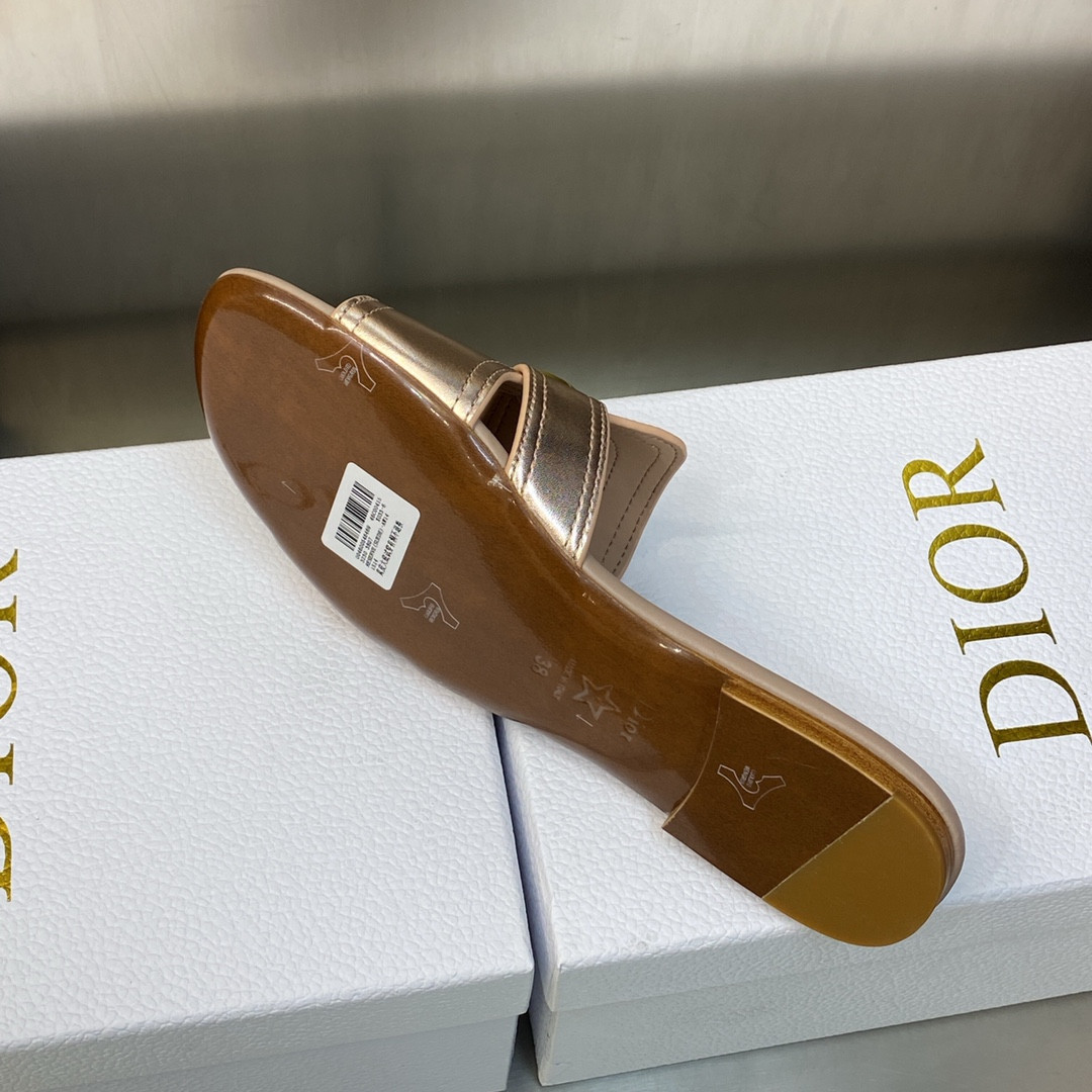 UA D*0r 30 Montaigne Slide