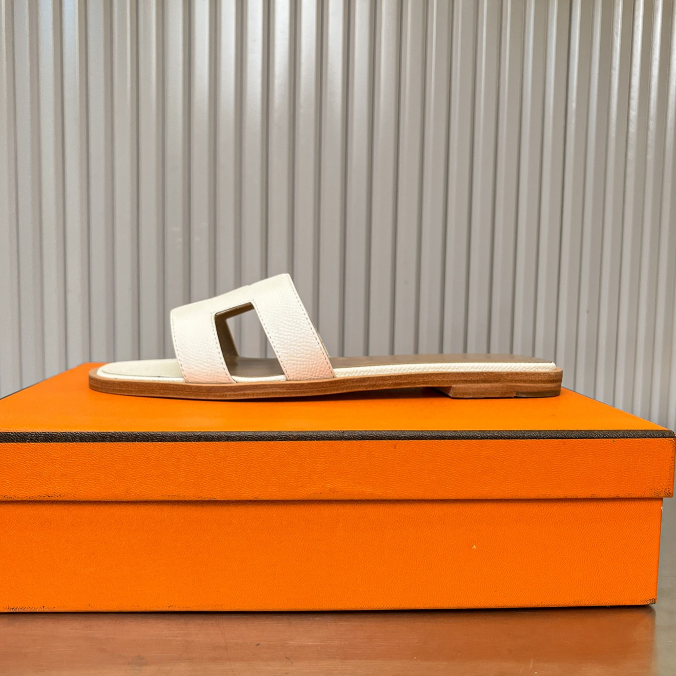 ua H**me5 oran sandal