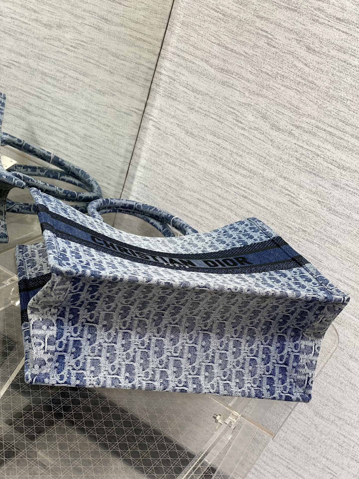 Medium D*0r Book Tote Blue Denim D*0r Oblique Jacquard 36 x 27.5 x 16.5 cm