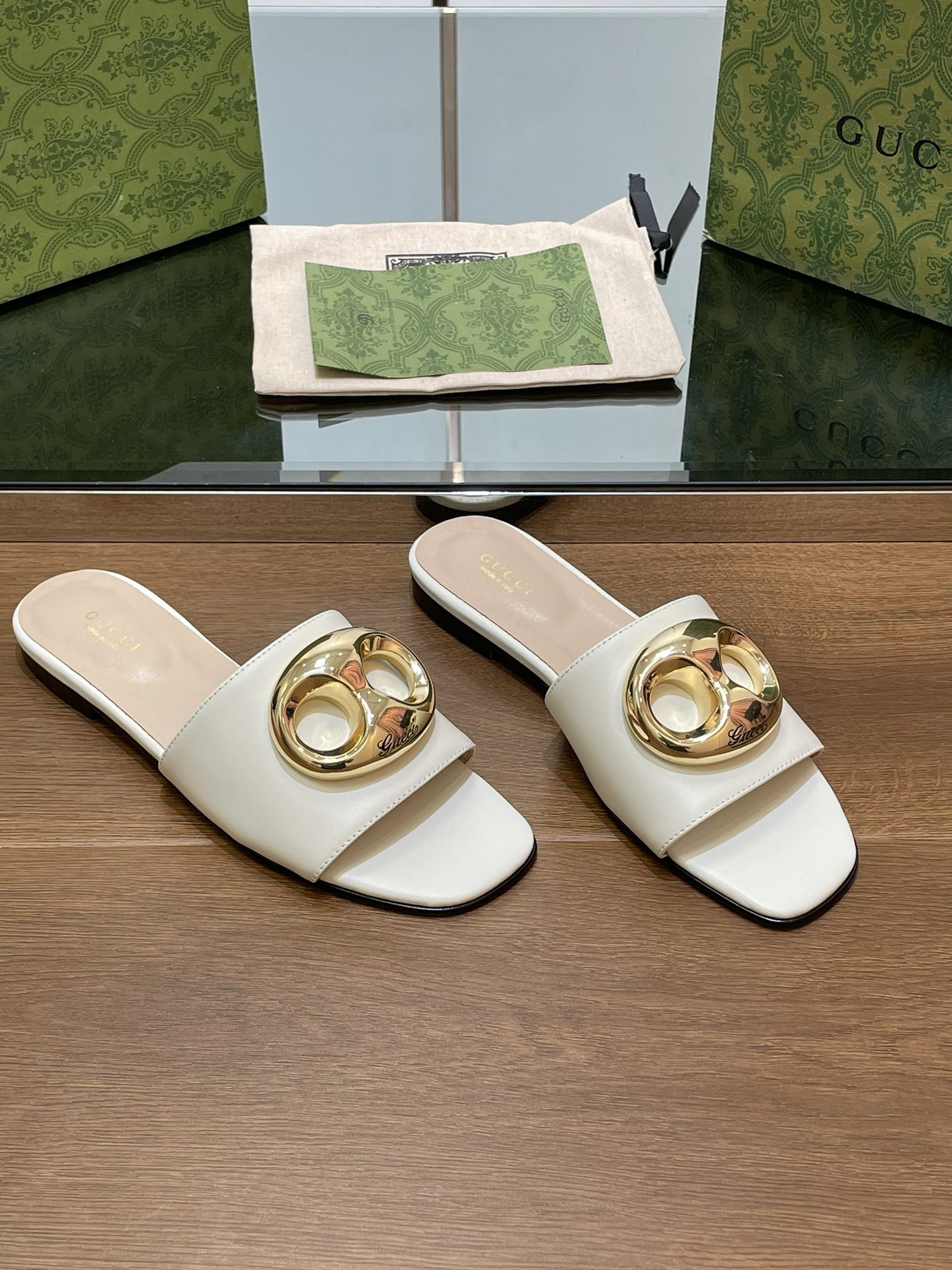 UA G*u*i MARINA CHAIN SLIDE