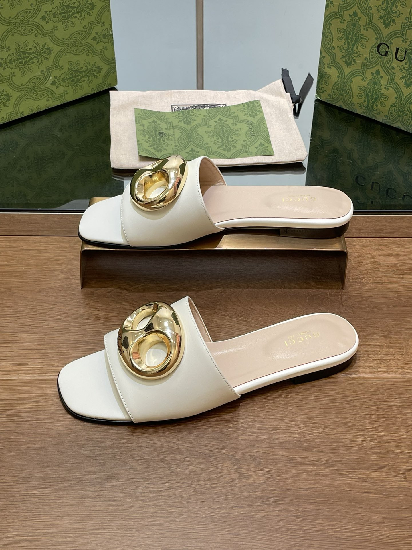 UA G*u*i MARINA CHAIN SLIDE